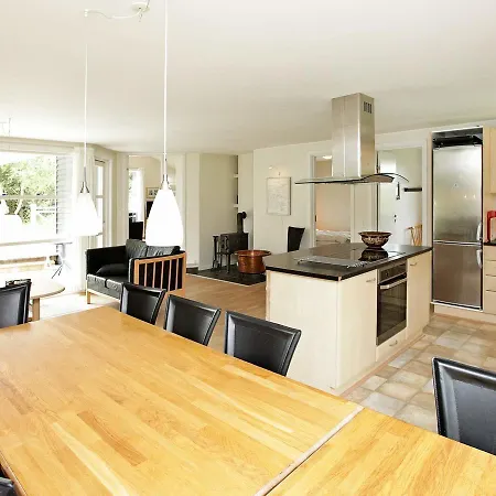 Five-bedroom Holiday In 4