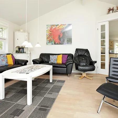 Five-bedroom Holiday In 4 *